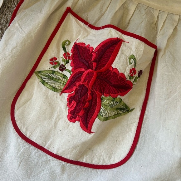 Vintage embroidered floral apron with pocket. Super cute. Homemaker. Cottagecore - Picture 3 of 10